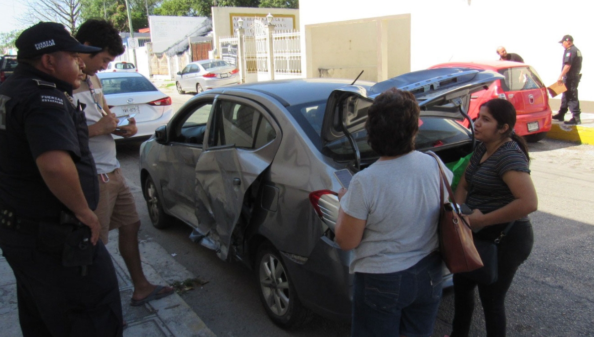 Carambola de 4 autos en el Centro de Mérida deja daños materiales