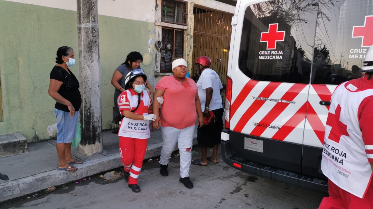 La motociclista recibió auxilio de los vecinos de la zona al verle la cara llena de sangre