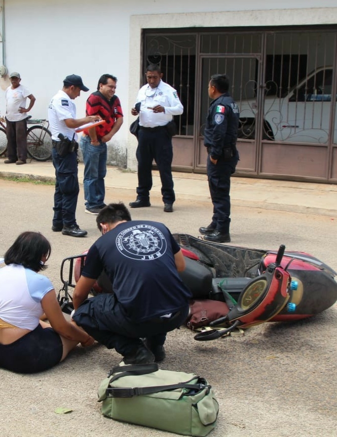 La mujer calló en el duro pavimento lastimándose los pies y las manos