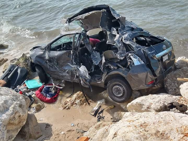 Auto se sale de la carretera y queda destrozado a la orilla del mar en Sabancuy