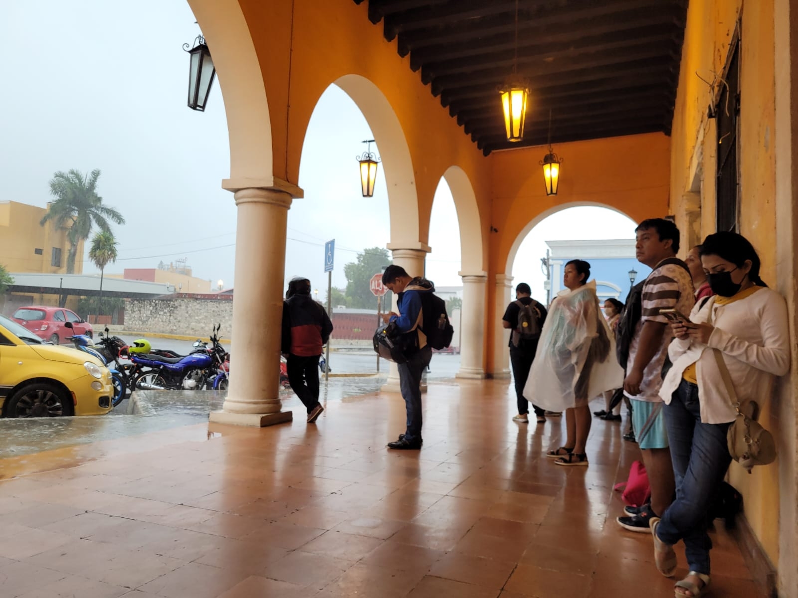 Los afectados se refugiaron esperando que la lluvia pasara pronto