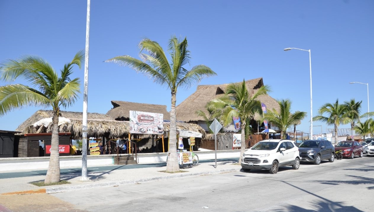 Denuncian robo de energía por comerciantes en postes del Malecón de Ciudad del Carmen