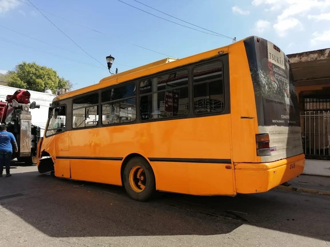 Camión de Minis 2000 pierde una llanta por accidente en Mérida