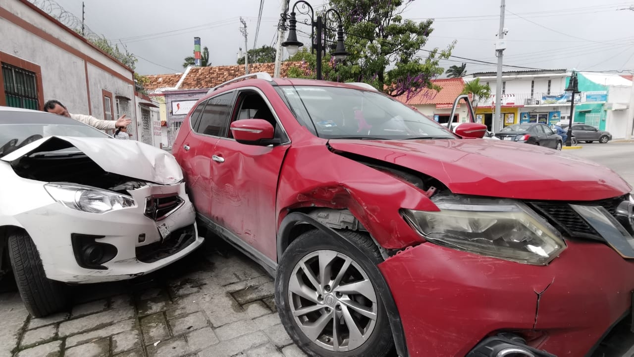 La conductora de la camioneta provocó un choque al no respetar la señal de alto en Ciudad del Carmen