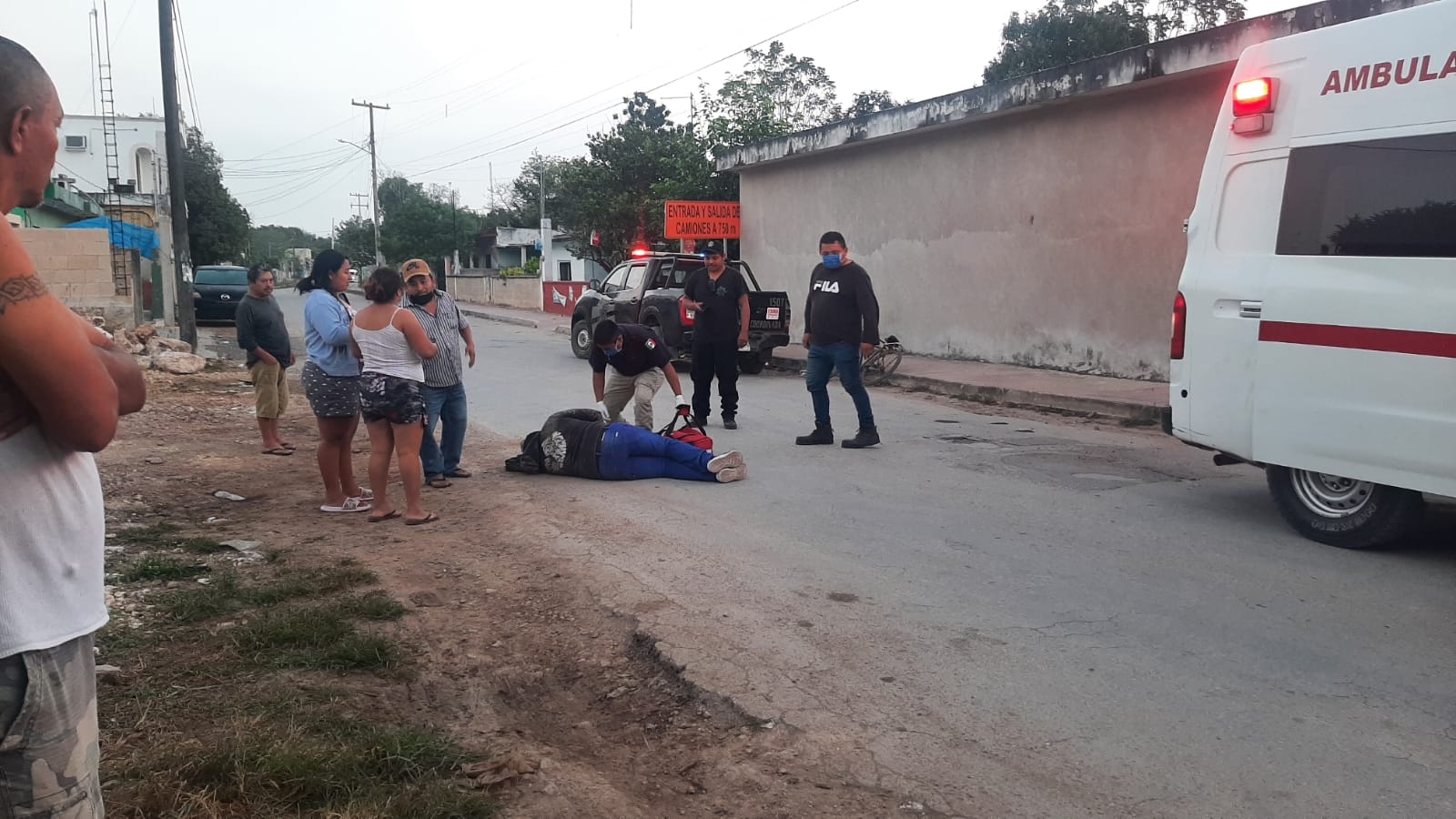 Perro causa el derrape de un motociclista en Kimbilá, Izamal