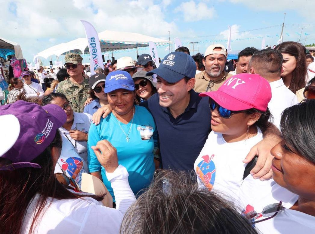 Mauricio Vila visita a pescadores de Celestún en el arranque del Festival de la Veda