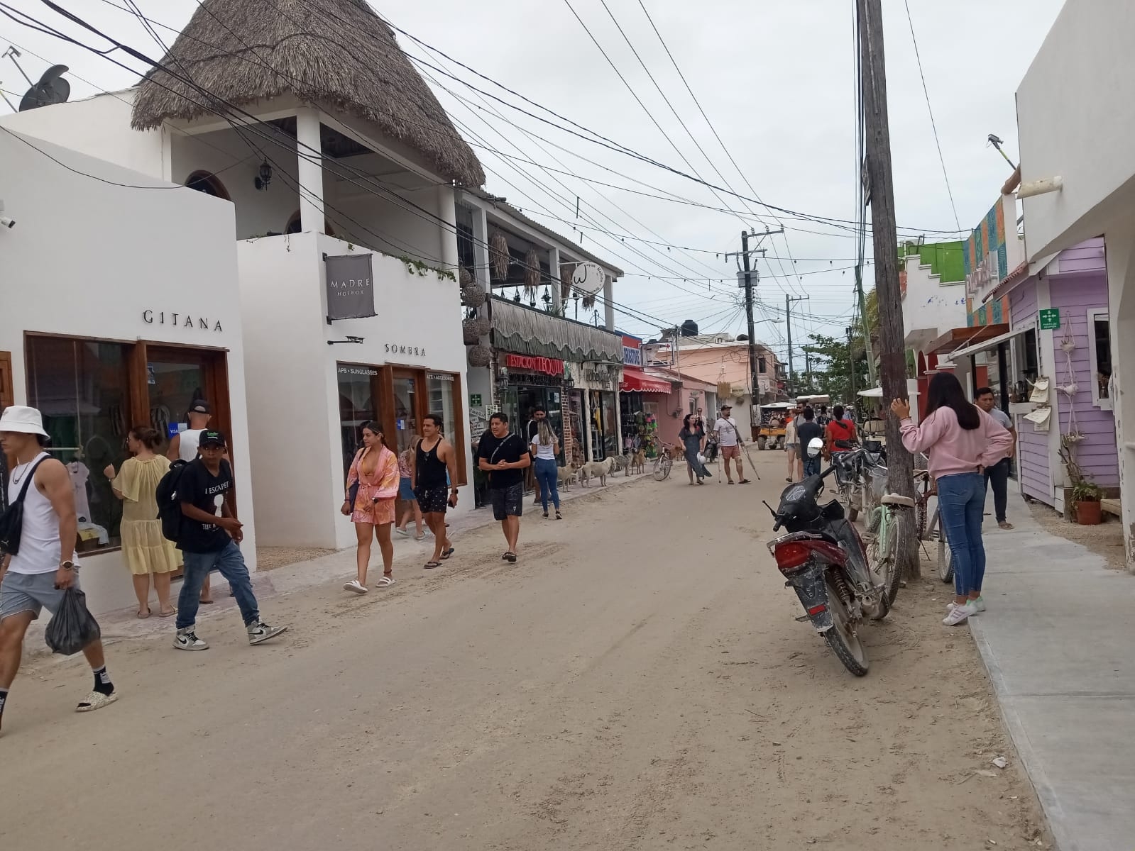 Registran buena afluencia de turistas pesé el clima en Holbox