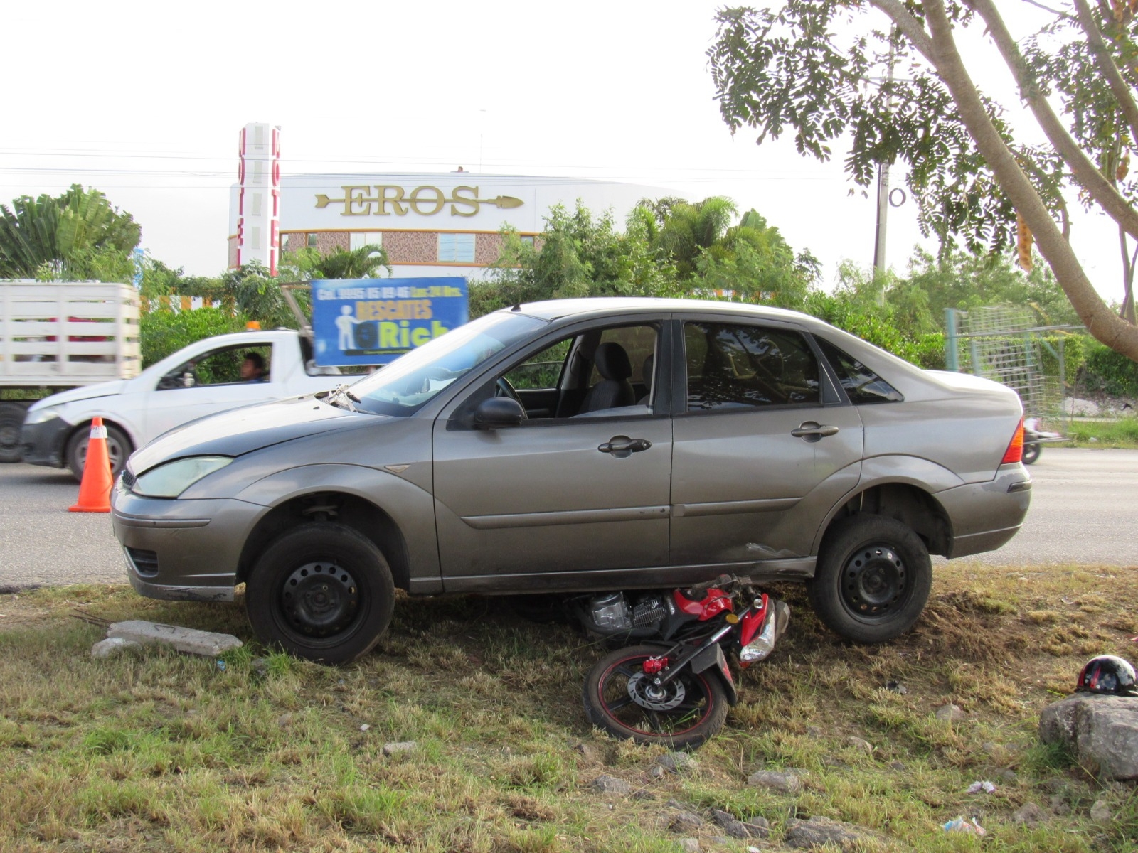 La motocicleta quedó debajo del auto, mientras que su conductor logró saltar antes de ser atropellado