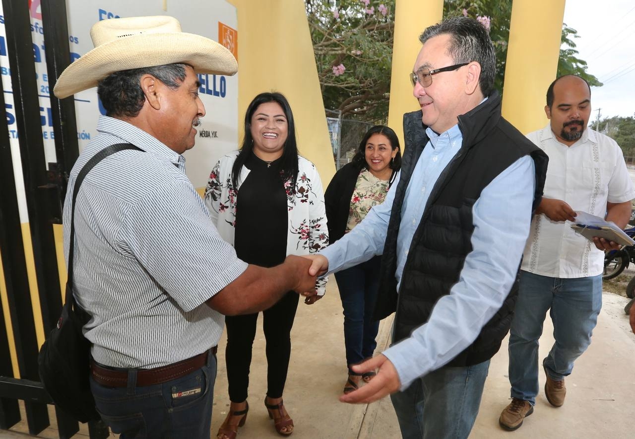 Liborio Vidal, titular de la Segey, entrega apoyos a escuelas en comisarías de Mérida