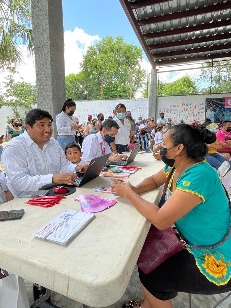 Infonavit entrega escrituras gratuitas una vecina de Juan Pablo II en Mérida