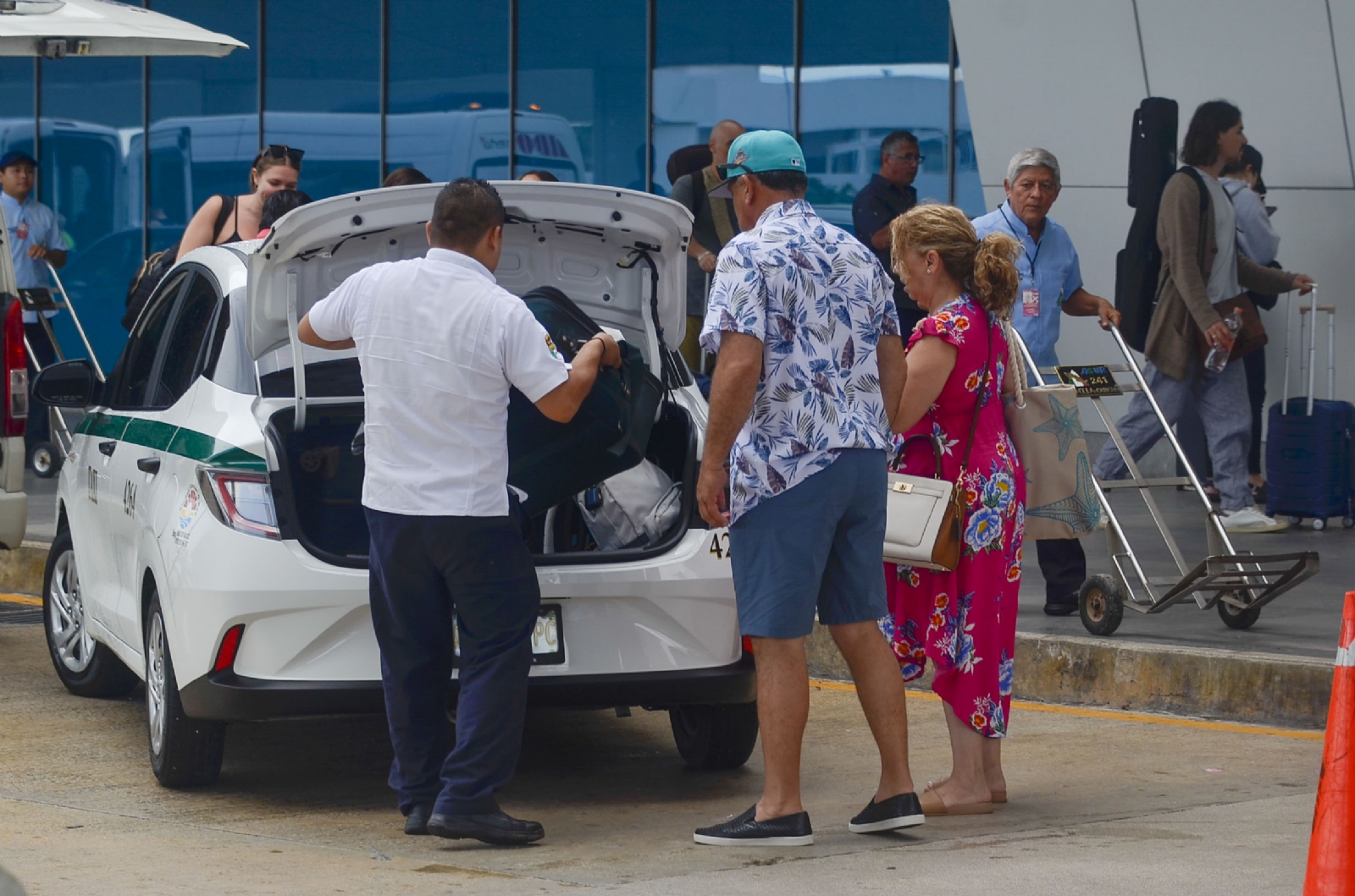 'Jaladores' del aeropuerto de Cancún causan temor e incertidumbre a los turistas