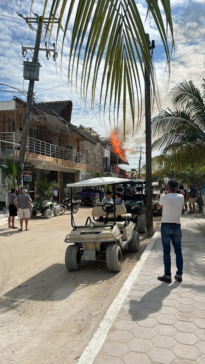 Holbox: Se registra un incendio en la casa de cultura y una pizzería de la isla