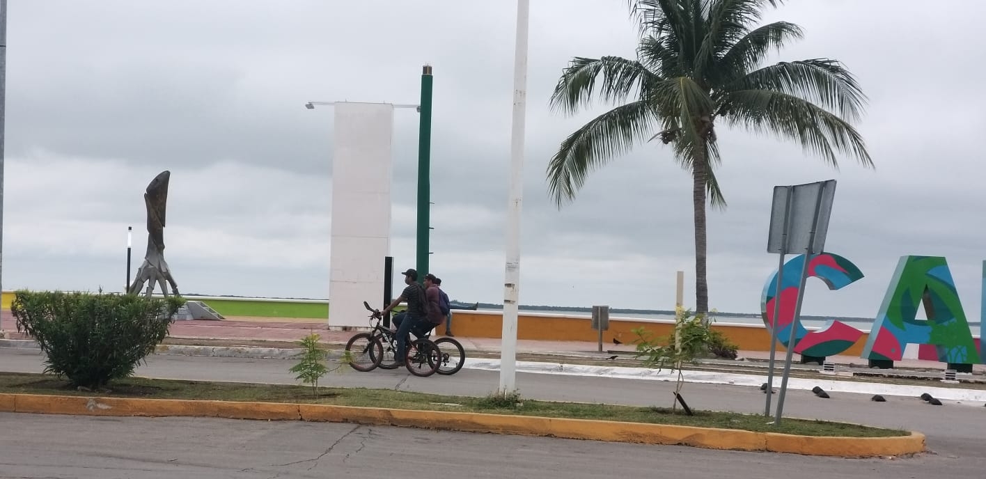 un clima nublado, los habitantes y visitantes disfrutan del puente