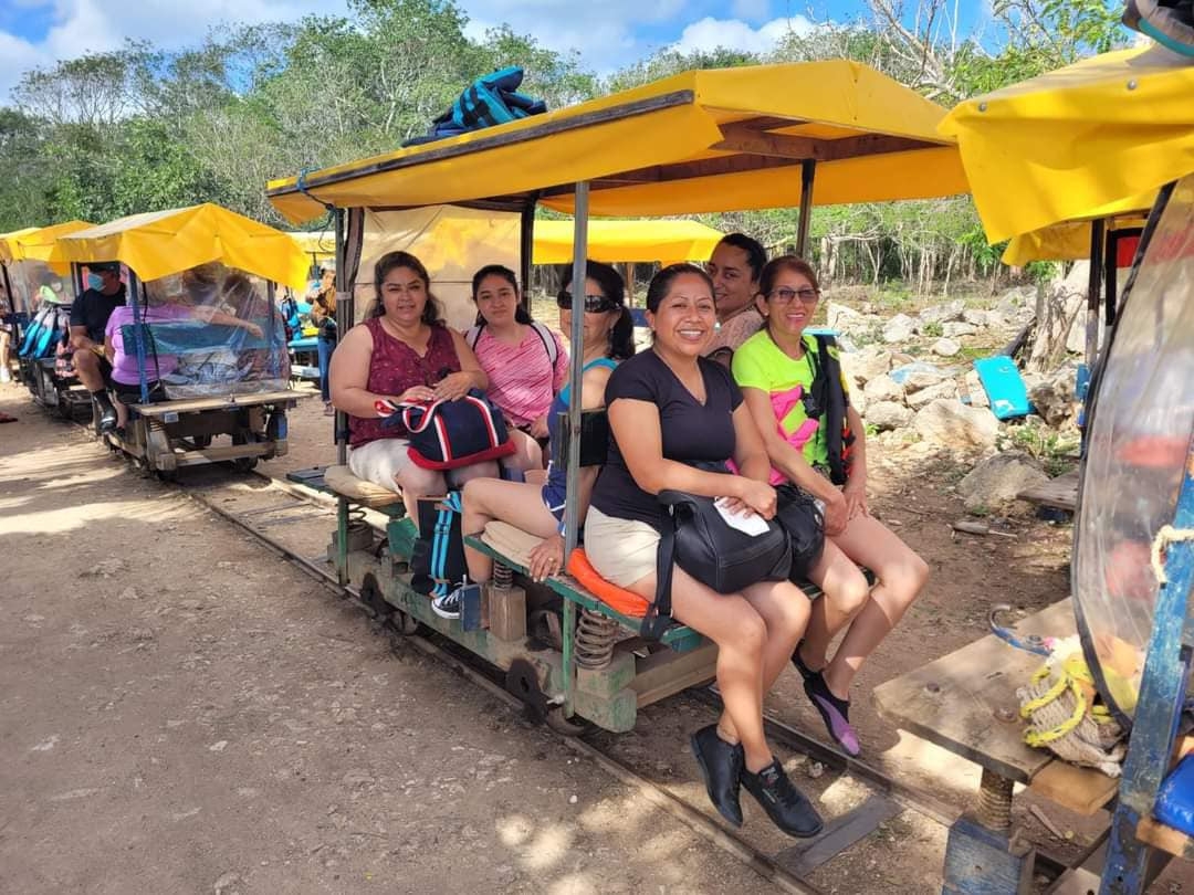 Turistas llegan en 'truck' a los cenotes de Cuzamá en el primer puente del año