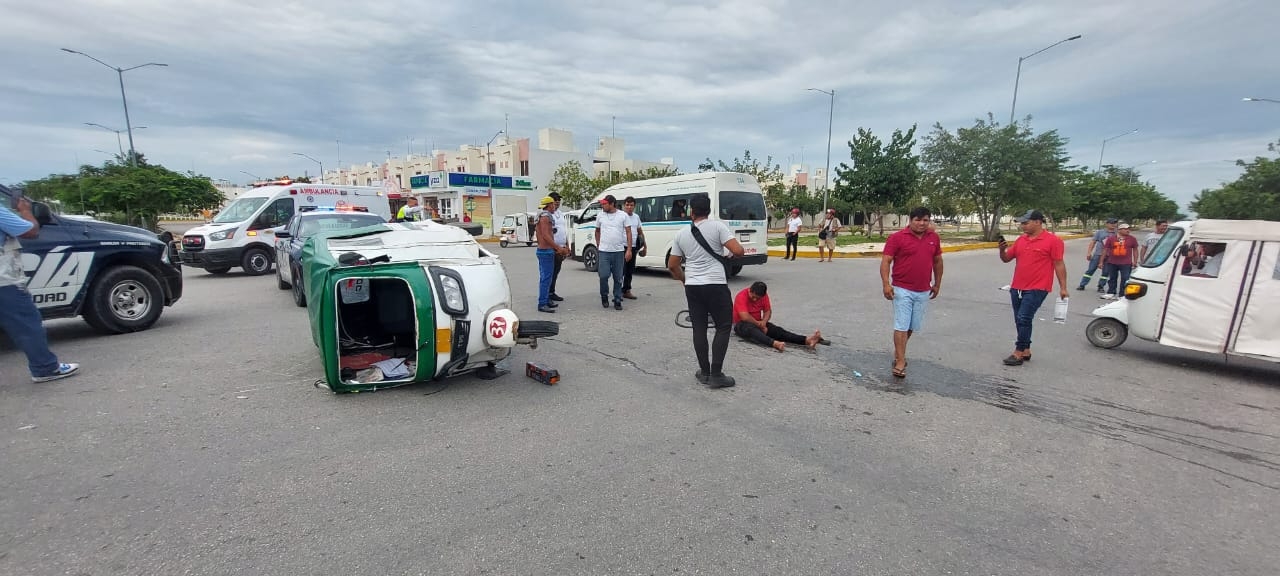 Choque entre un auto y un mototaxi en Playa del Carmen deja dos heridos