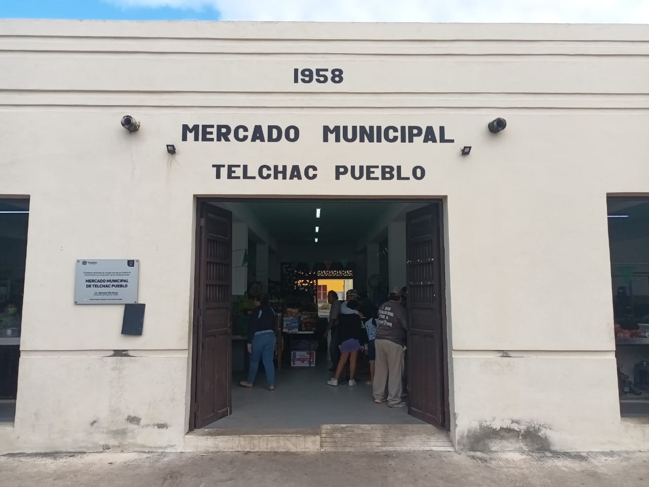 Los vendedores detectaron que el pillaje de frutas y verduras sucede luego de que terminan la jornada