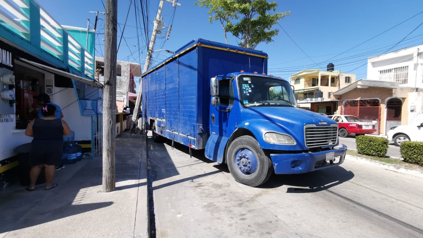 Camión de cerveza derriba un poste de la CFE en Ciudad del Carmen: FOTO