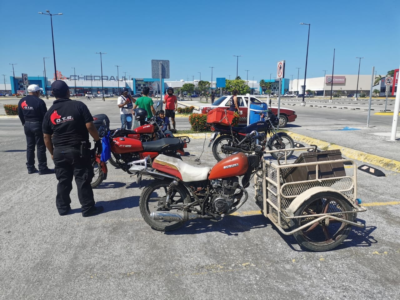 Un taxista atropelló a un joven en motocicleta en Plaza 'Palmira' en Ciudad del Carmen