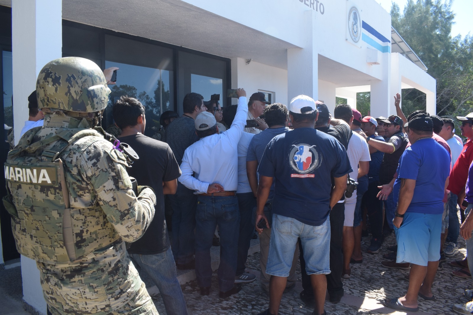 Pescadores de Progreso protestan contra la Capitanía del Puerto por altos cobros