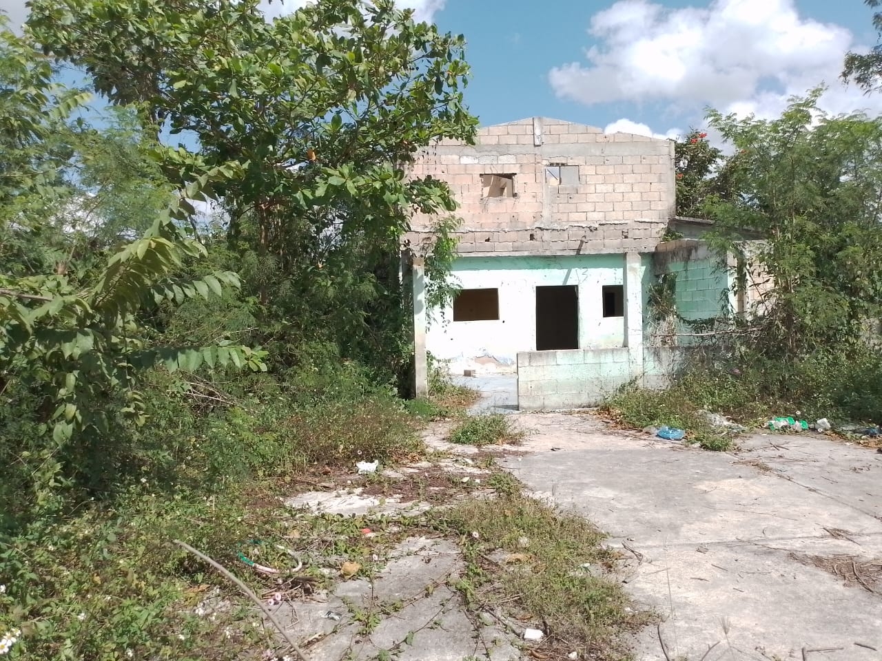 El terreno luce en el abandono, lleno de hierba, la cual sirve para escondite de malechores