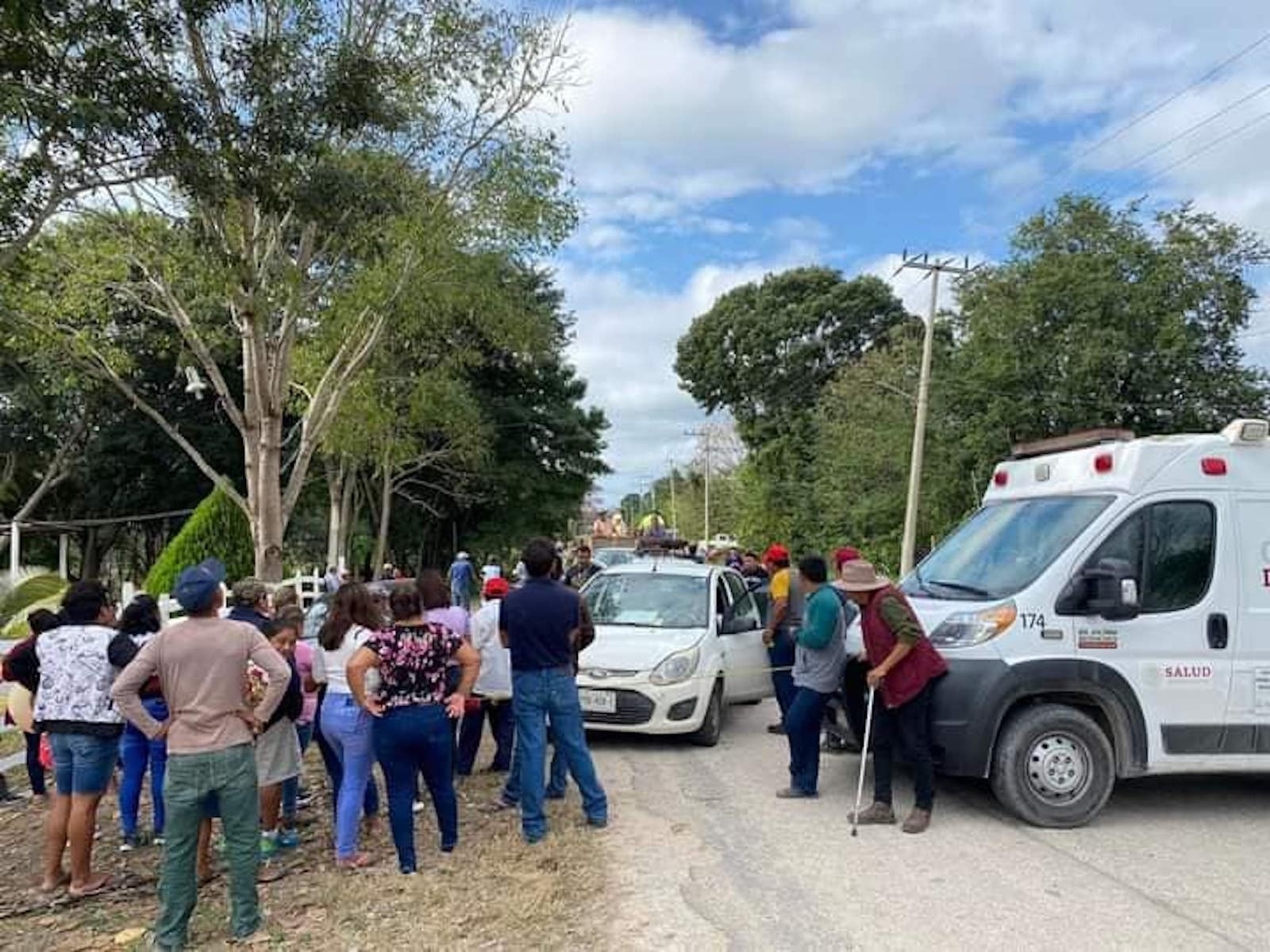 Pobladores mantienen bloqueo en Champotón pese a bacheo