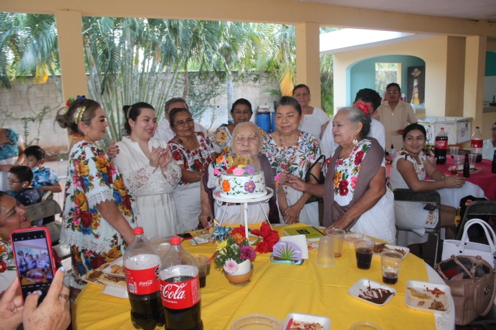 Romualda Pérez celebra su cumpleaños en compañía de sus hijos, nietos, bisnietos y tataranietos