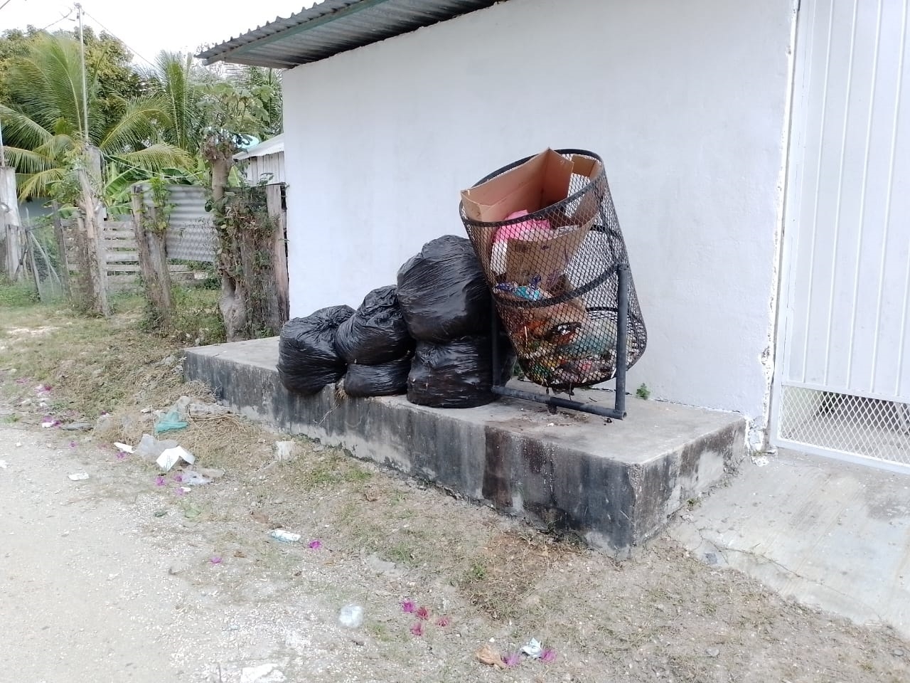 Las bolsas de basura se acumulan en Escárcega por la falta de servicio de basura