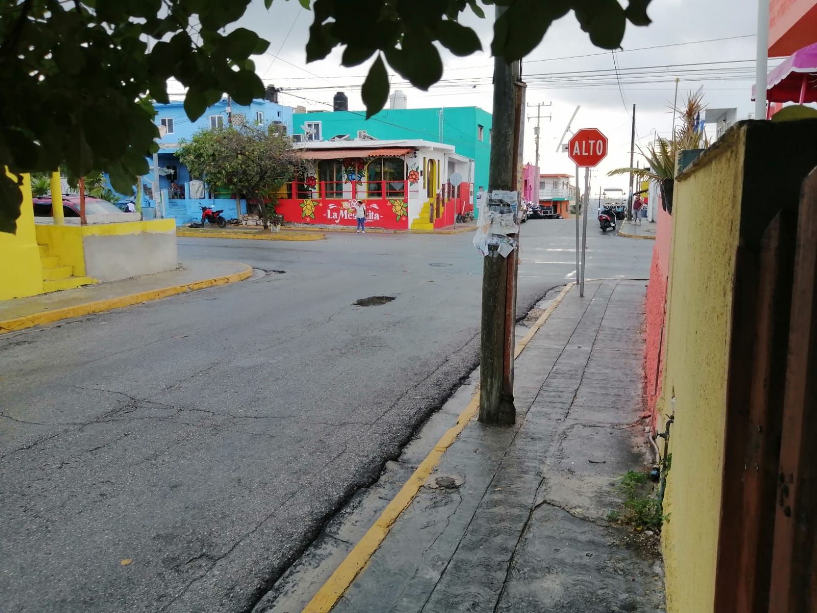 Reportan fallas a la CFE en Isla Mujeres; se quedan sin luz por casi dos horas