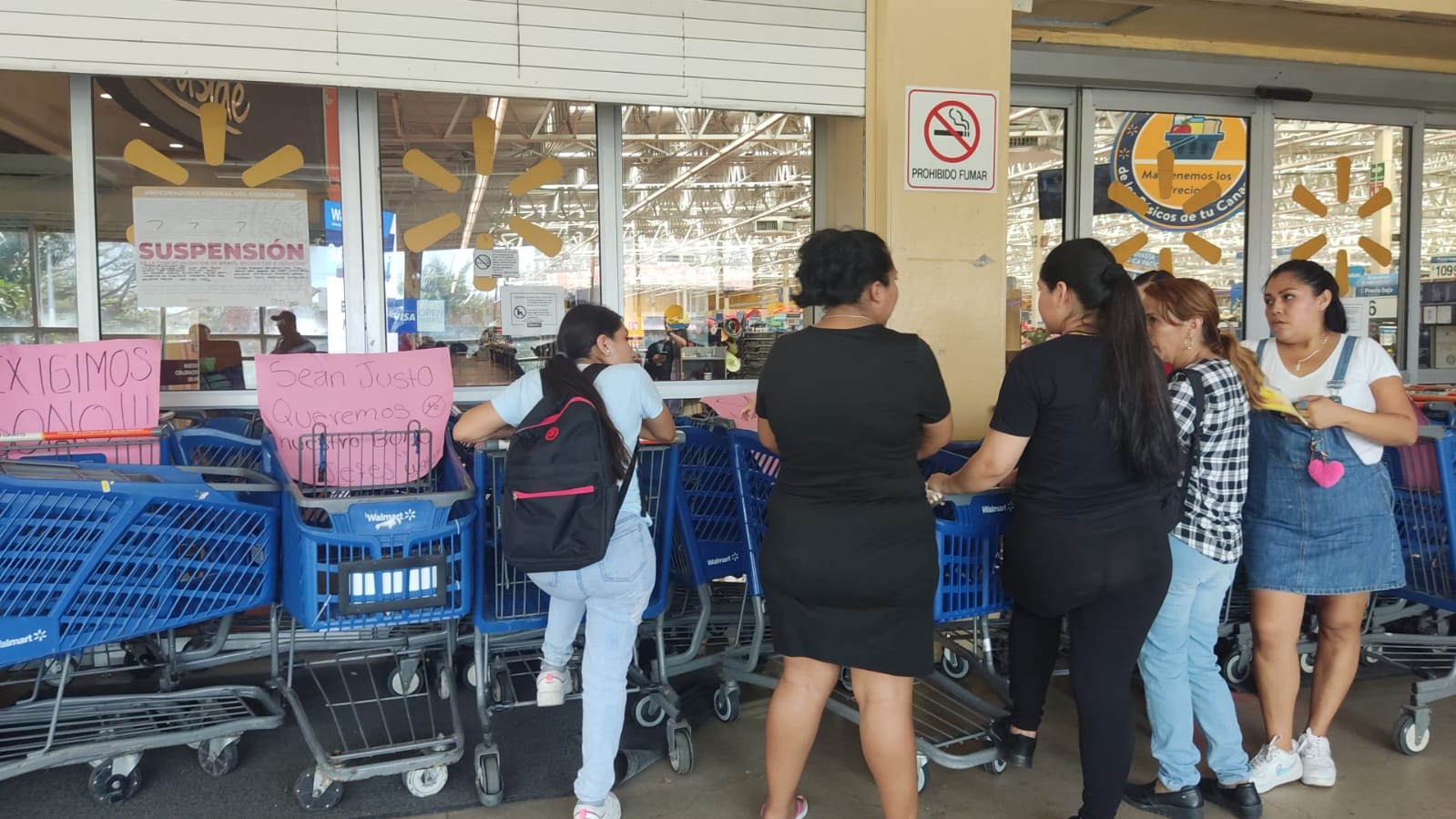 Los turistas y playenses que recurren al supermercado más concurrido de la ciudad se han sorprendido de esta manifestación