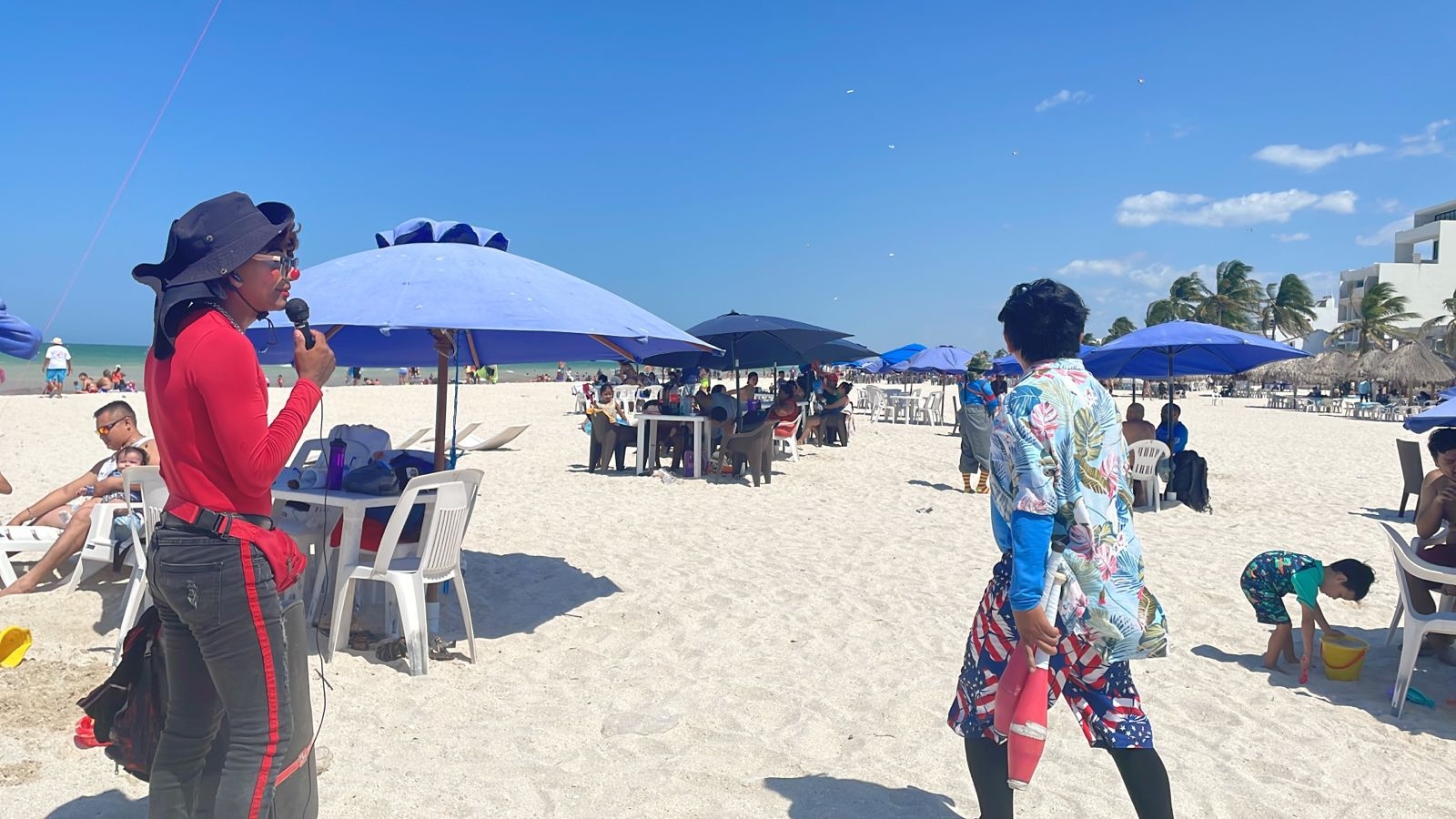 Los turistas disfrutaron de un show de payasos en las playas de Progreso