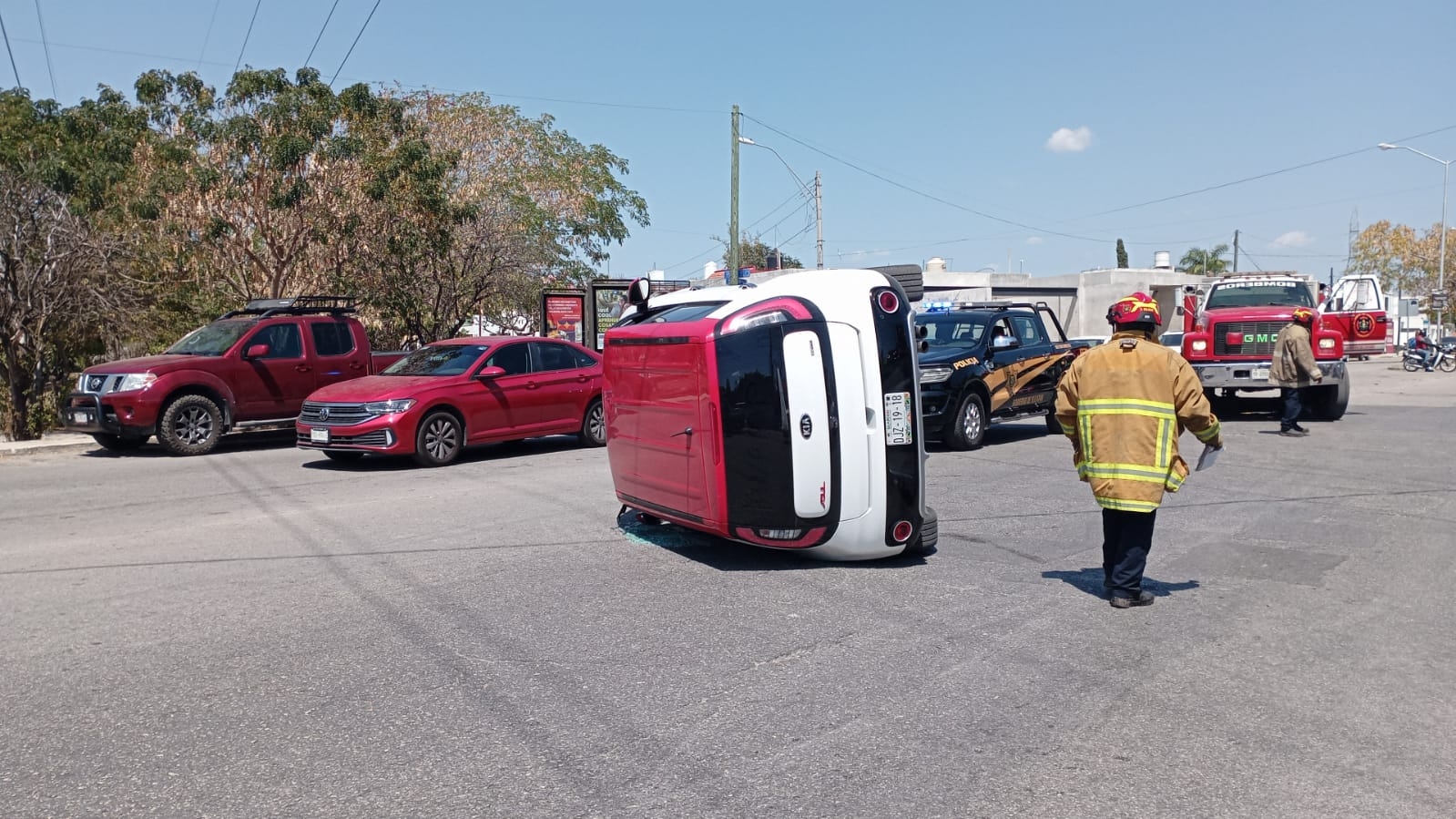 Al volcar el auto, provocó que otros dos automóviles colisionara en Brisas, Mérida