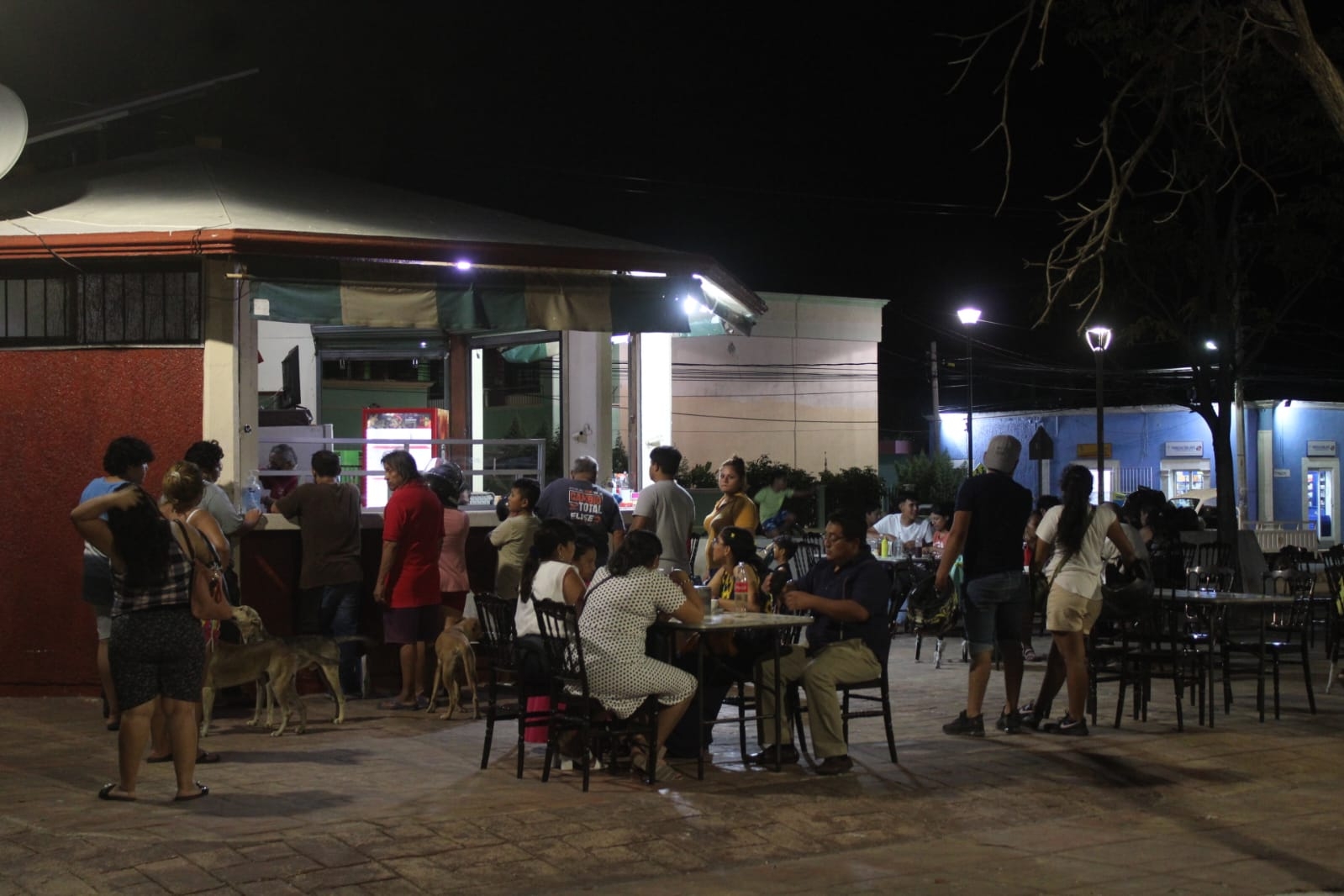 Para despedir el fin de semana, los campechanos dan un paseo por el Parque de Santa Lucía