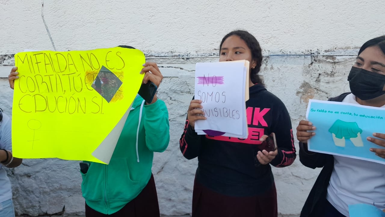 Las alumnas protestan delante del plantel