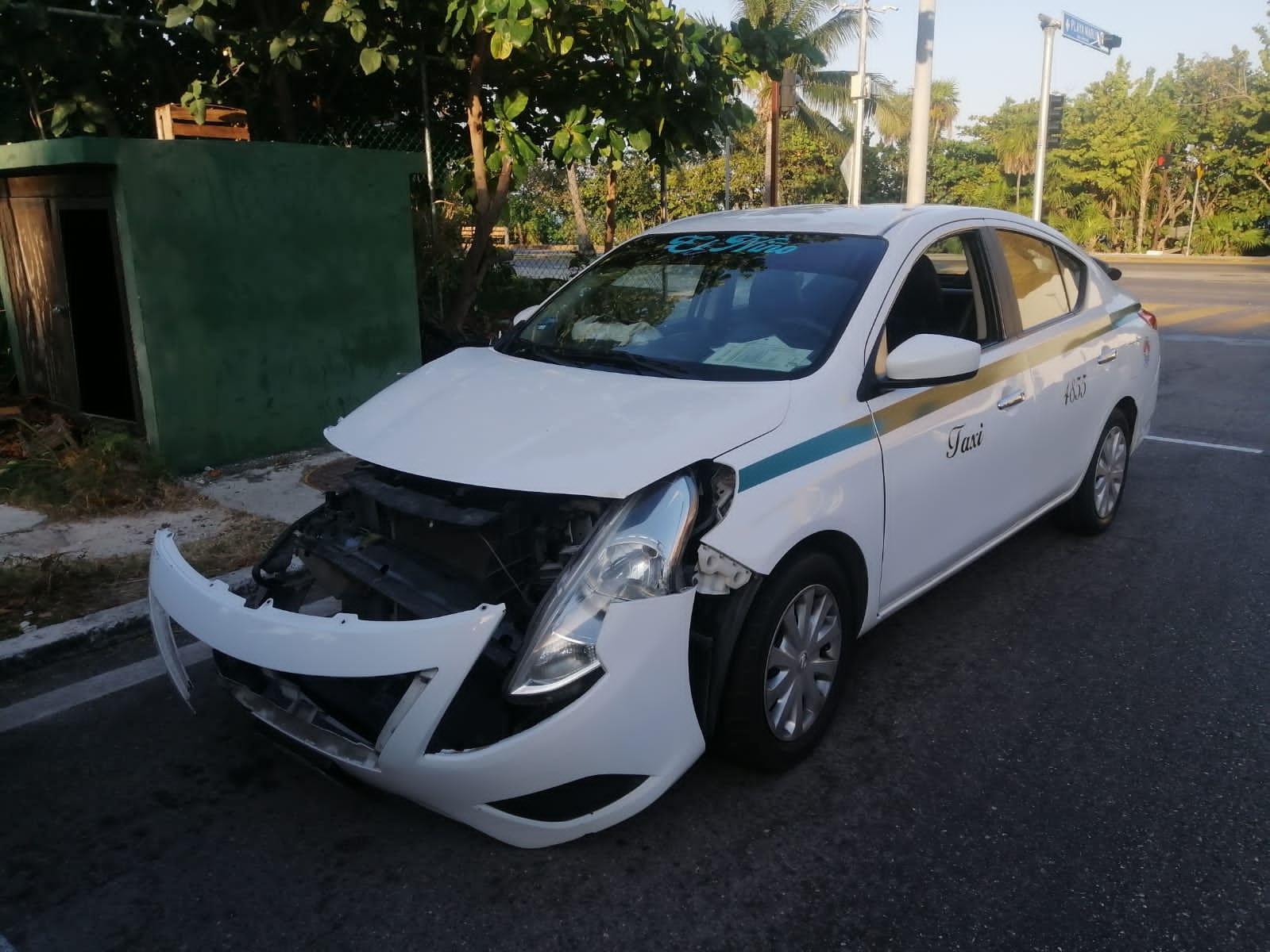 Taxistas de Cancún chocan frente a la plaza Kukulcán; hay una Policía lesionada