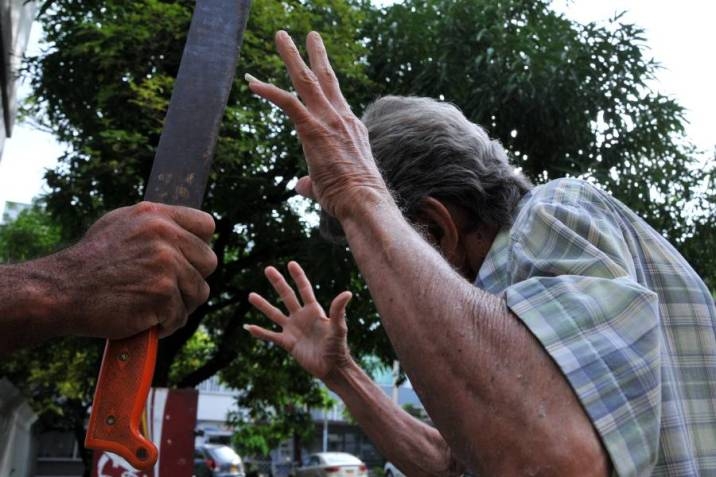 El agresor deberá permanecer en prisión preventiva todo el tiempo que dure el proceso