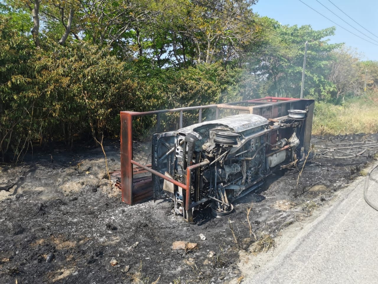 Los dos pasajeros de la camioneta lograron salir ilesos del incendio