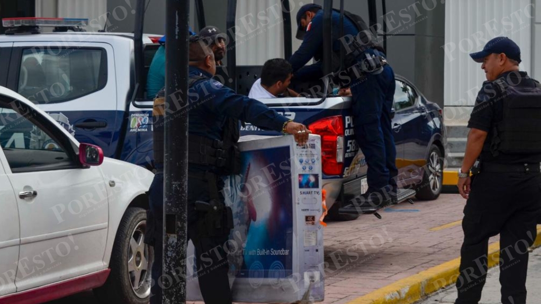 Los hombres fueron subidos a la patrulla con todo y regalos