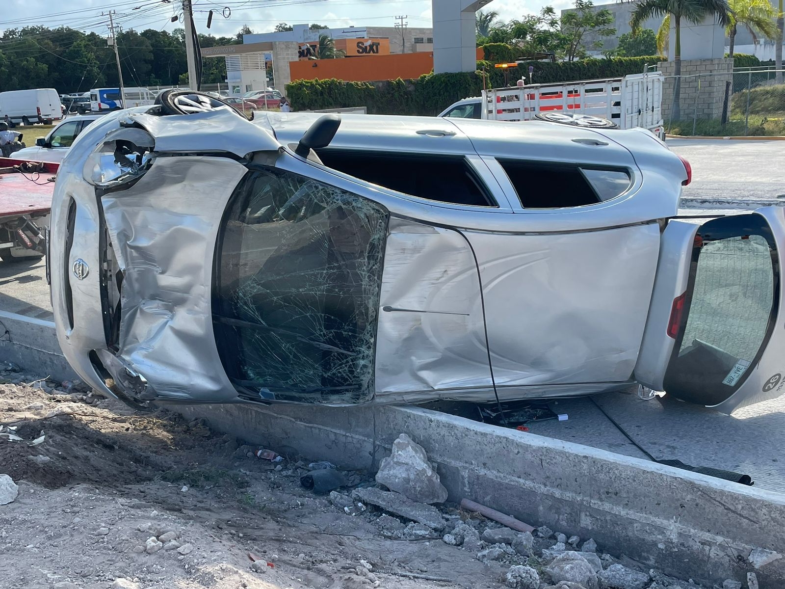 Hospitalizan a conductor tras volcar en Cancún