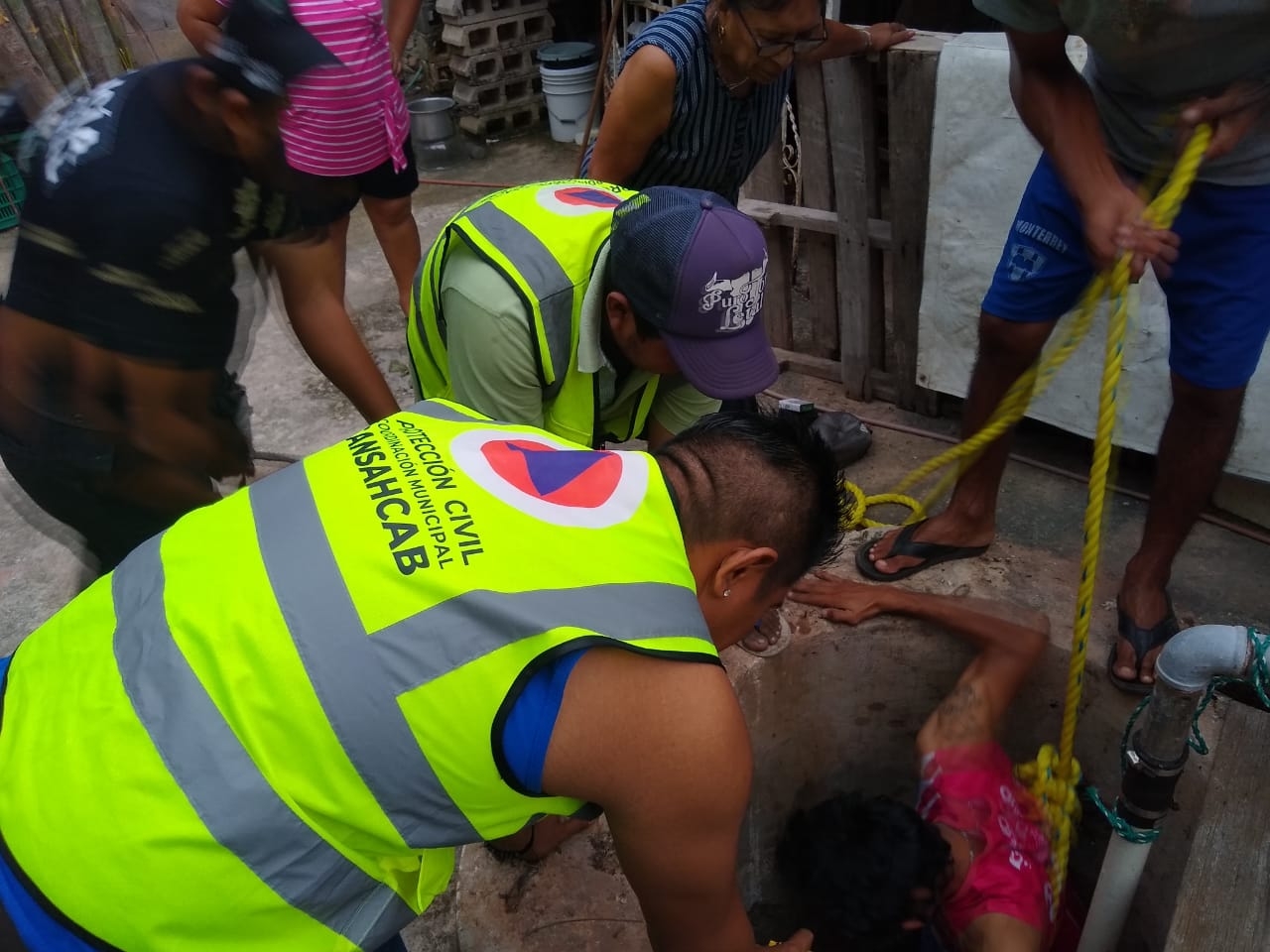 Personal de Protección Civil rescató a la perrita