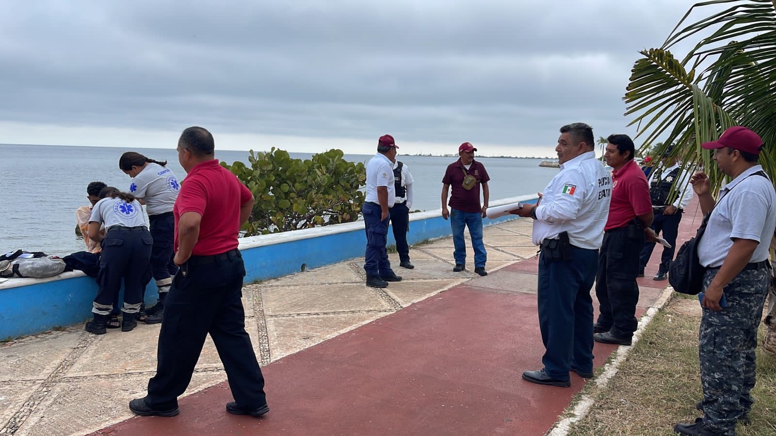 Inmigrante convulsiona en el malecón de Campeche y lo abandonan sus 'amigos'