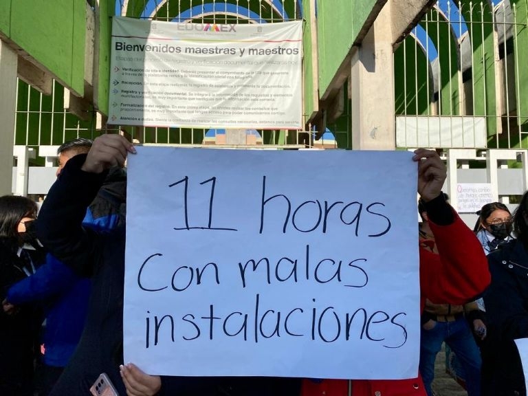 Estudiantes de Toluca se manifiestan en la Normal 1
