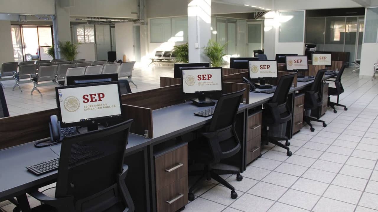 SEP ofrece empleos con sueldos de más de 100 mil pesos mensuales: ¿Cómo postularte?