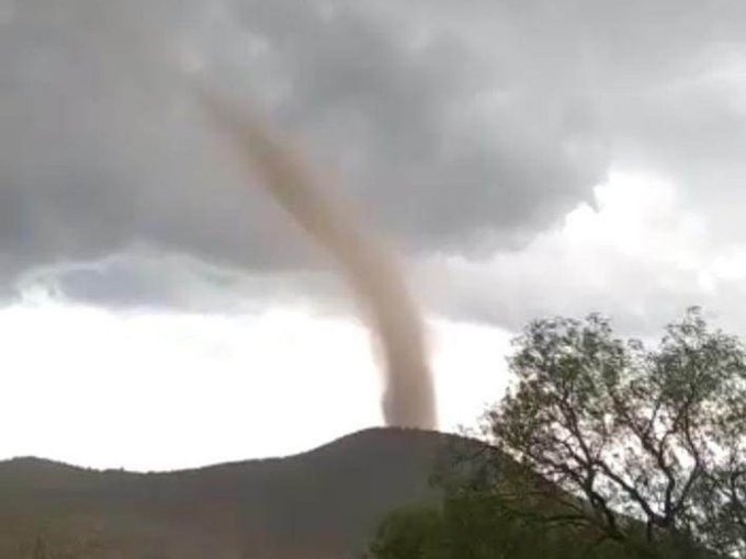 ¡De película! Tornado sorprende a los habitantes de San Luis Potosí