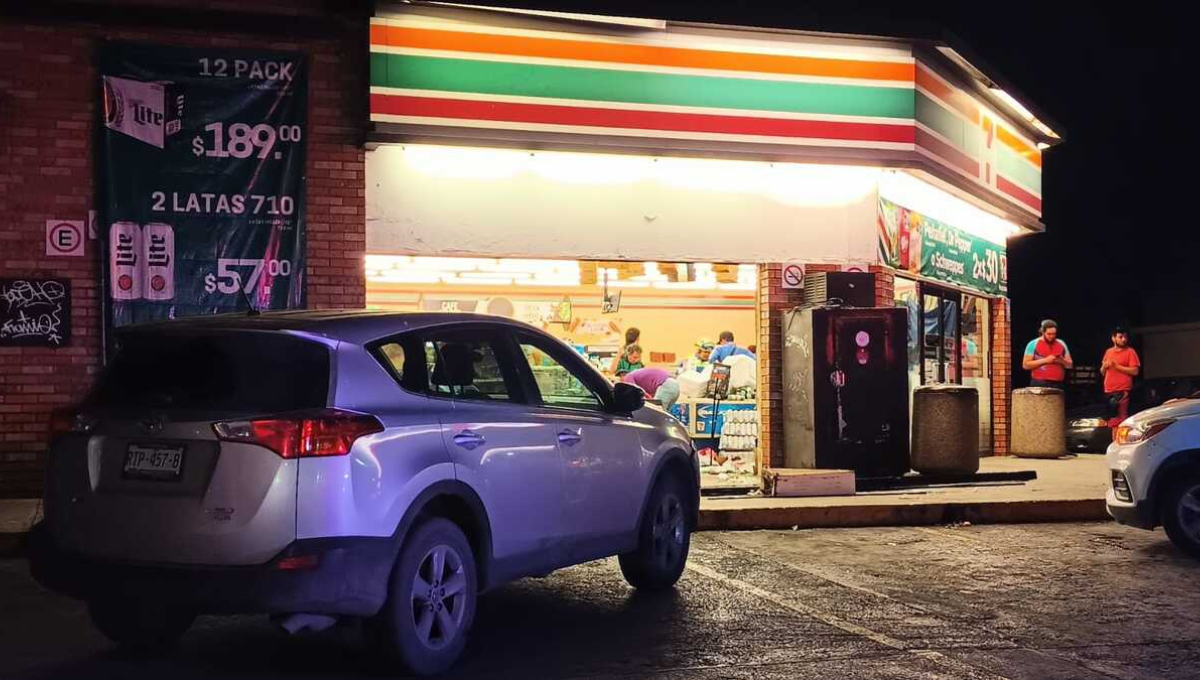 Abuelita se mete con todo y auto a un Seven Eleven en Nuevo León