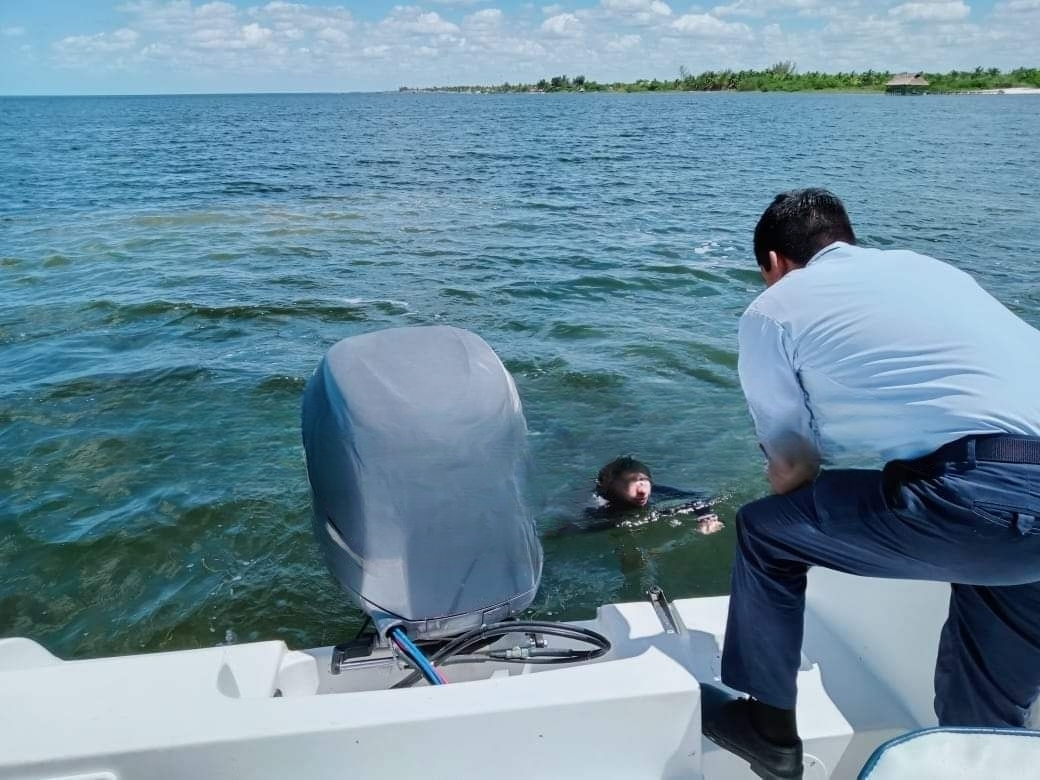 La familia fue llevada a tierra firme