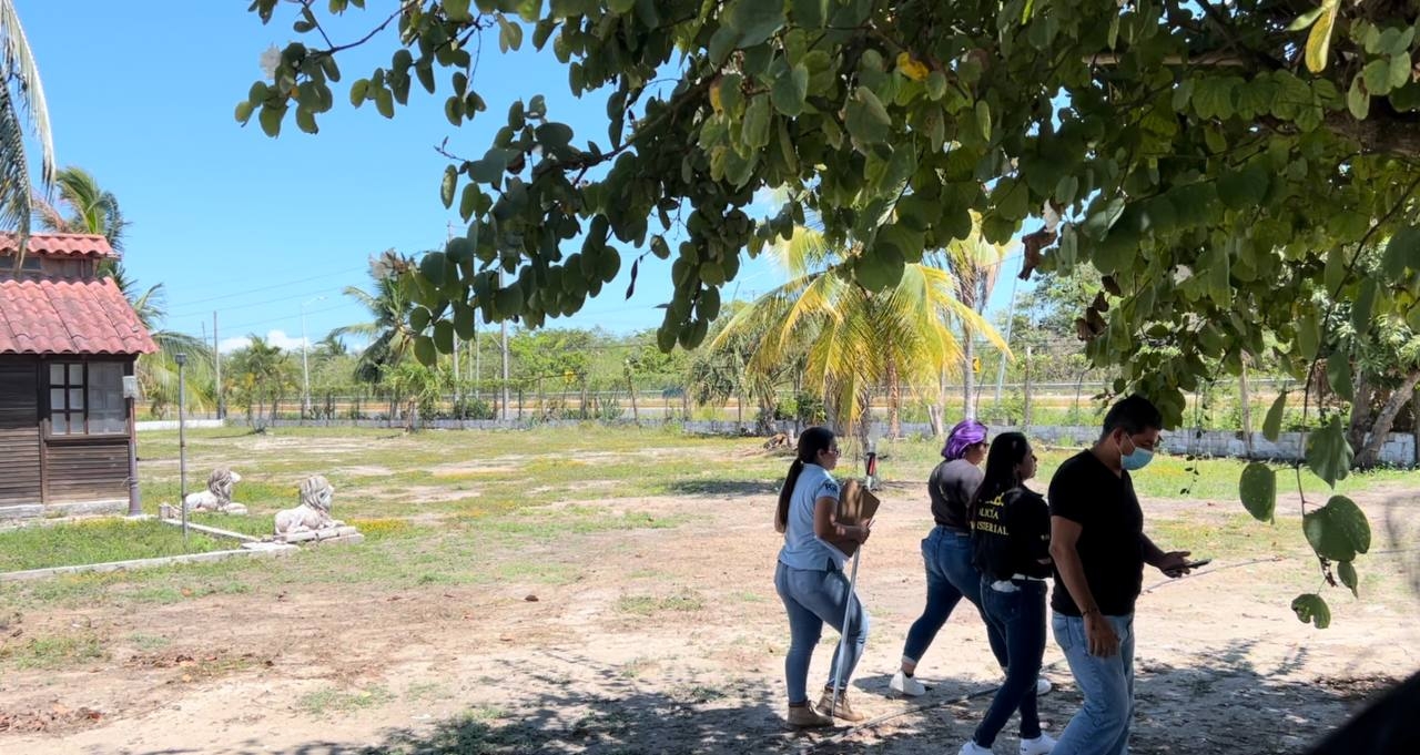 Los agentes ministeriales llegaron al sitio con un palo y media botella para efectuar su investigación