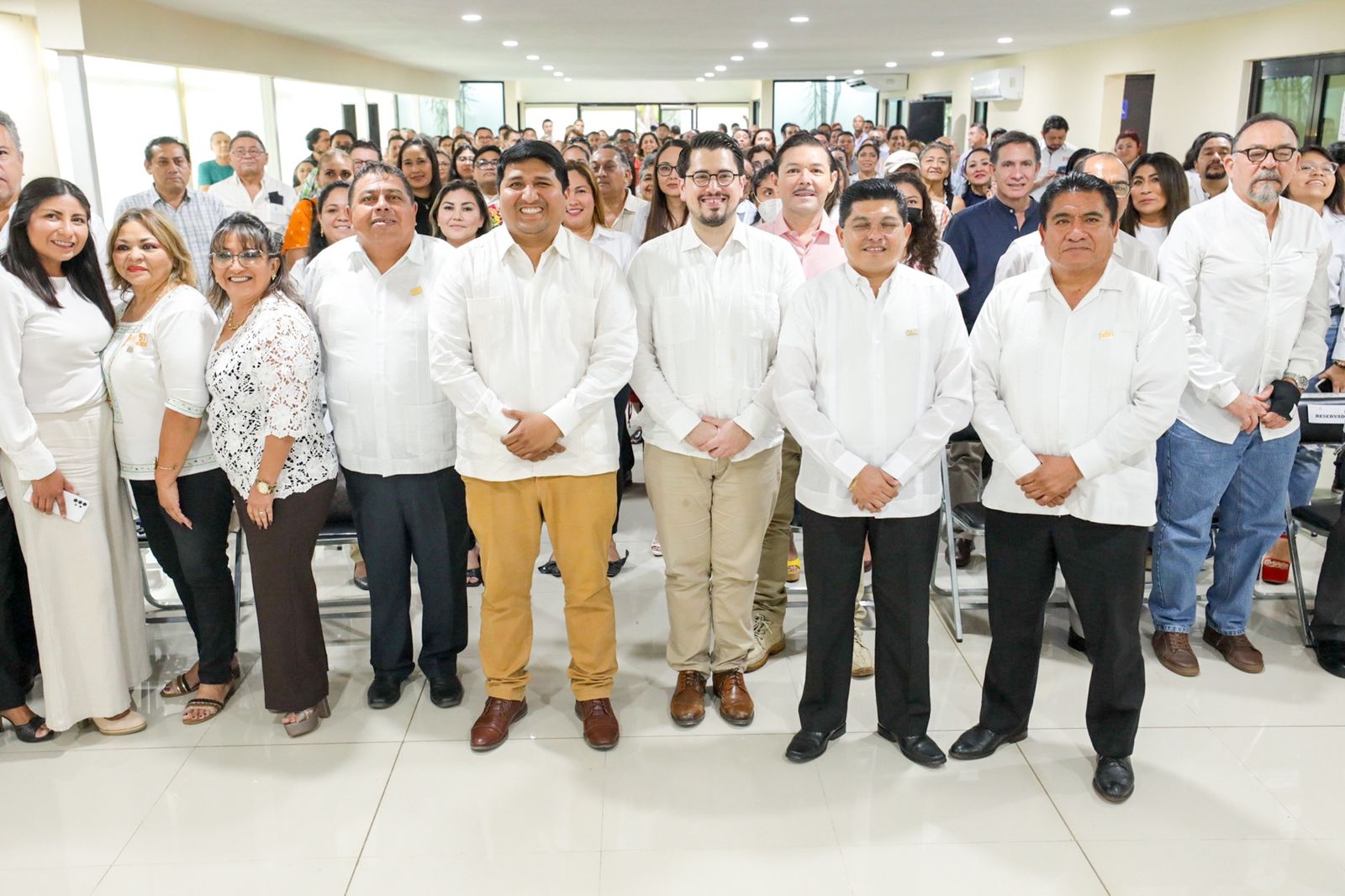 Rogerio Castro Vázquez brinda oportunidades de Infonavit a los maestros yucatecos