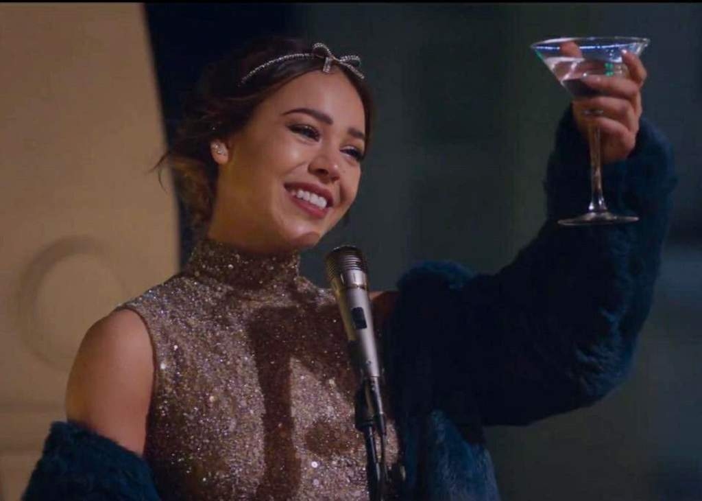 Danna Paola se pasa de copas y critica la serie Élite