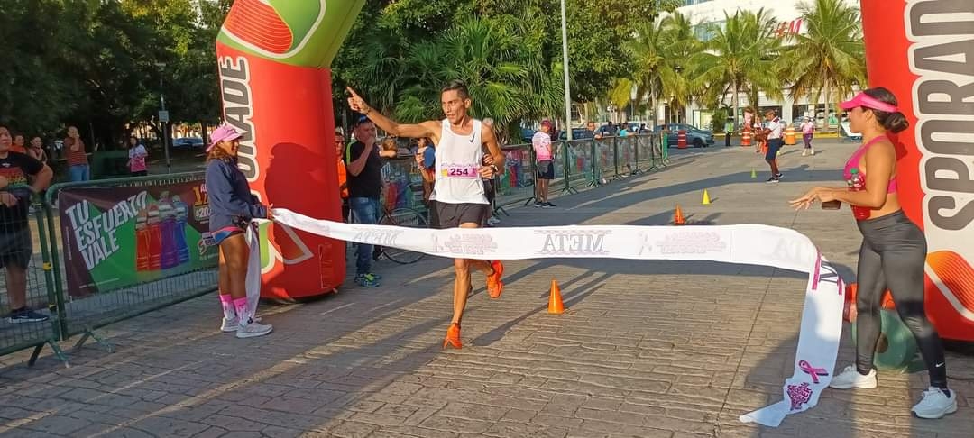 Atletas de Cancún ganan segunda carrera de lucha contra el cáncer