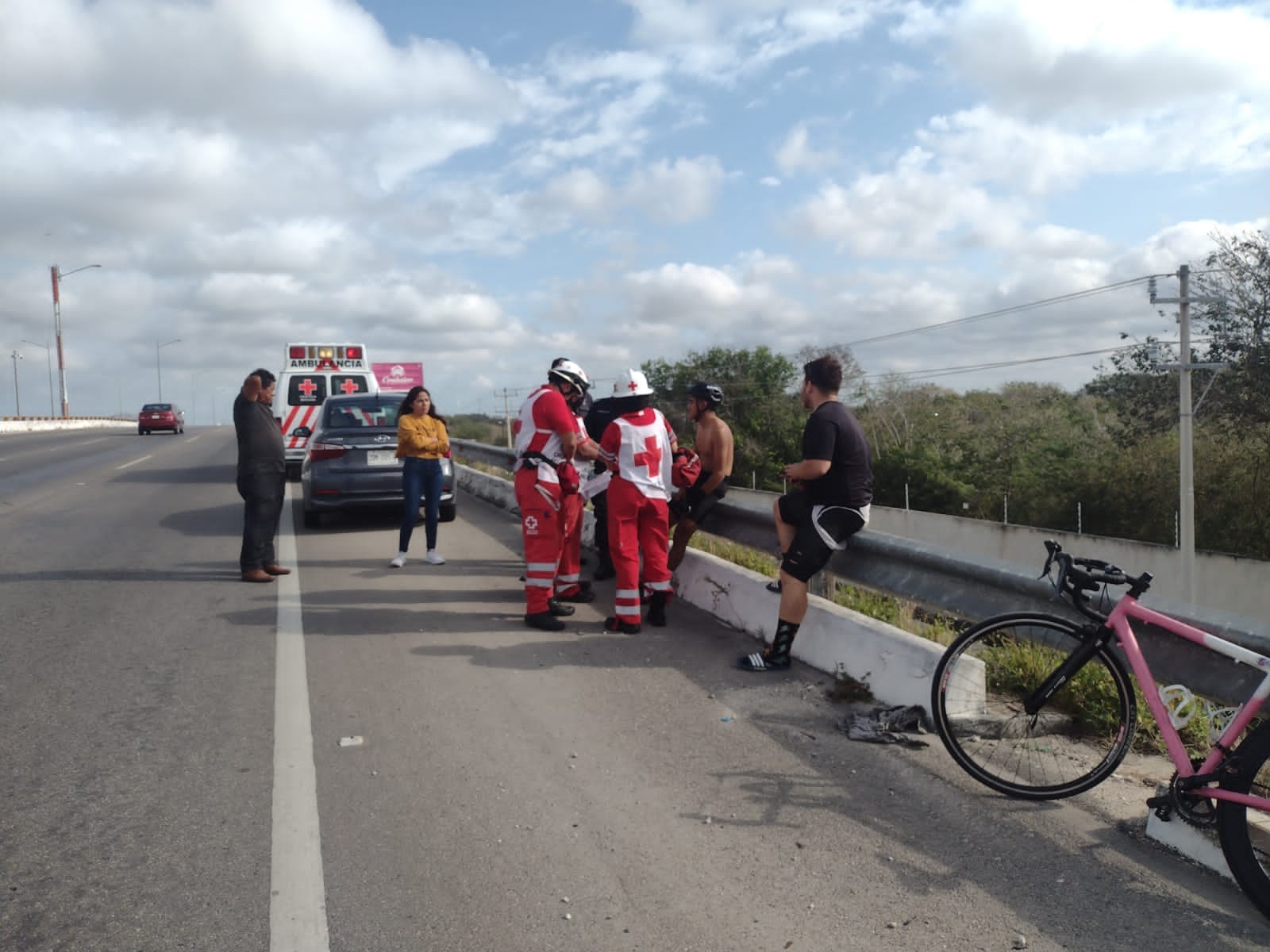 Ciclista colisiona contra un auto en el Paraíso, Progreso